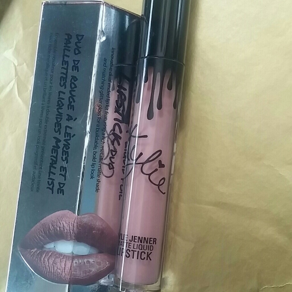 Kylie matte lip in "Maliboo" & touch of sol/penny